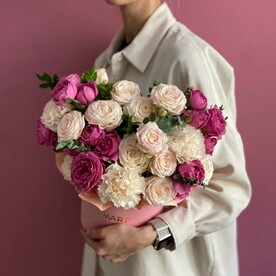 Авторская шляпная коробка с пионовидной розой и гвоздикой «Микки»