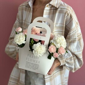 Сумочка из кустовых роз и диантусов «Белла»