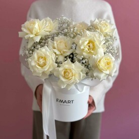 Авторская шляпная коробка с розой и гипсофилой «Селин»