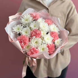 Авторский букет с нежной хризантемой и диантусами "Молли"