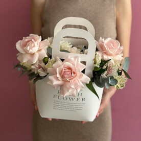 Сумочка c нежной розой и альстромерией «Нинель»‎