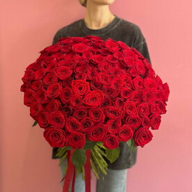 Монобукет из 101 красной розы под ленту