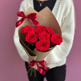 Монобукет из 7 красных роз в крафте