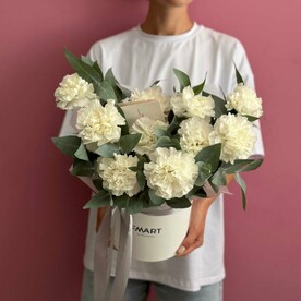 Шляпная коробка с белоснежными диантусами и эвкалиптом «Лорен»