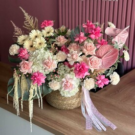 Авторская корзина с гортензией, французской розой и герберой «Амальфея»