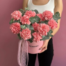 Шляпная коробка с розовым диантусами и эвкалиптом «Десерт»