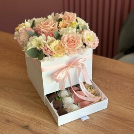 Шкатулка из сезонных цветов с клубникой в шоколаде «Ланеста»