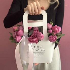 Сумочка из пионовидных кустовых роз -Мистэрия-