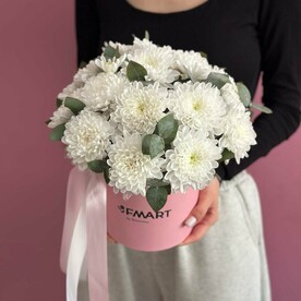 Шляпная коробка с хризантемой и эвкалиптом -Алисанта-