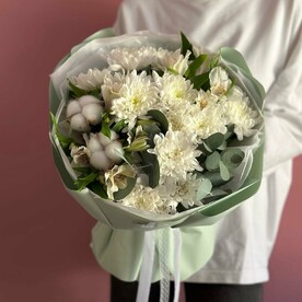 Авторский букет с хризантемой и хлопком -Росси-