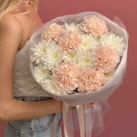 Авторский букет из хризантемы и диантусов -Леони-