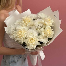 Авторский букет из белых роз и хризантемы -Бьюти-