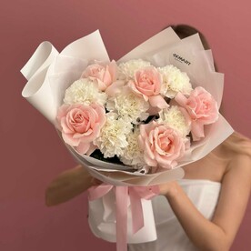 Авторский букет из французских роз и диантусов -Эшли-