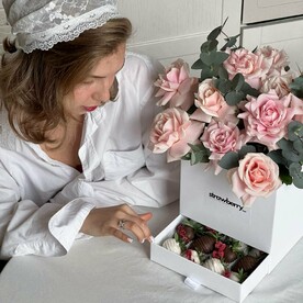 Шкатулка из клубники в шоколаде «Амур»