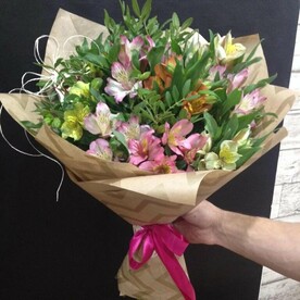 Букет альстромерии