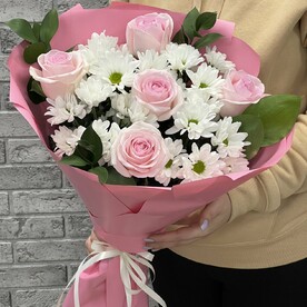 Букет из хризантем и роз