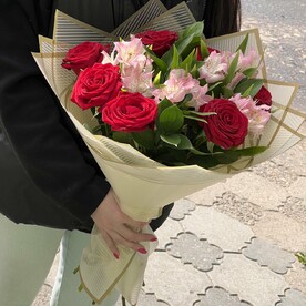 Букет роз и альстромерий