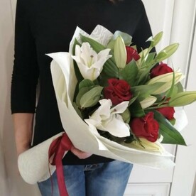 Букет из лилий и роз