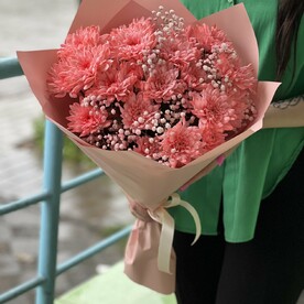 Букет персиковых хризантем