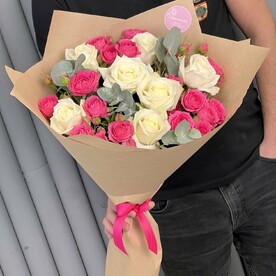 Букет из белых роз с добавлением кустовых роз