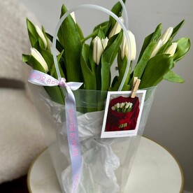 11 белых тюльпанов в сумочке