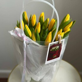 17 желтых тюльпанов в сумочке