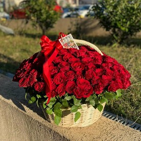 101 кенийская роза в корзине