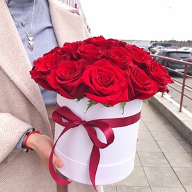 25 красных роз в коробке