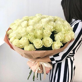 51 белая роза в букете