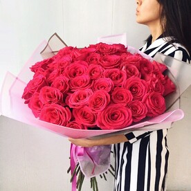 51 розовая роза в букете