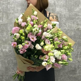 Букет из 15 Эустом Микс