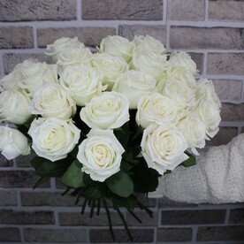 25 Белых пионовидных роз
