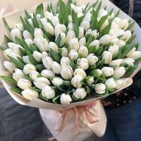 Букет из белый 101 тюльпан