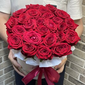 Розы в коробке красные