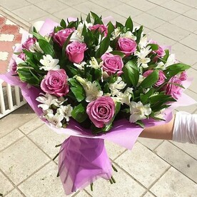 Букетик альстромерии