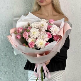 Розовые розы и хризантема