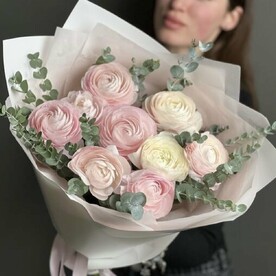 Ранункулюсы розовые с эвкалиптом