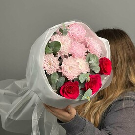 Букет с розами и хризантемой "Яркие моменты"