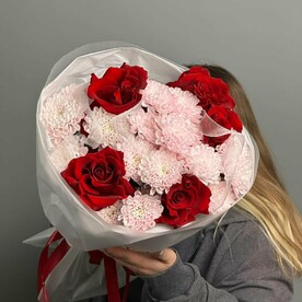 Букет с красными розами и хризантемой