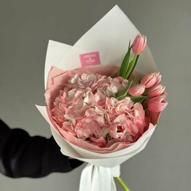 Дуо букет из гортензии и тюльпанов