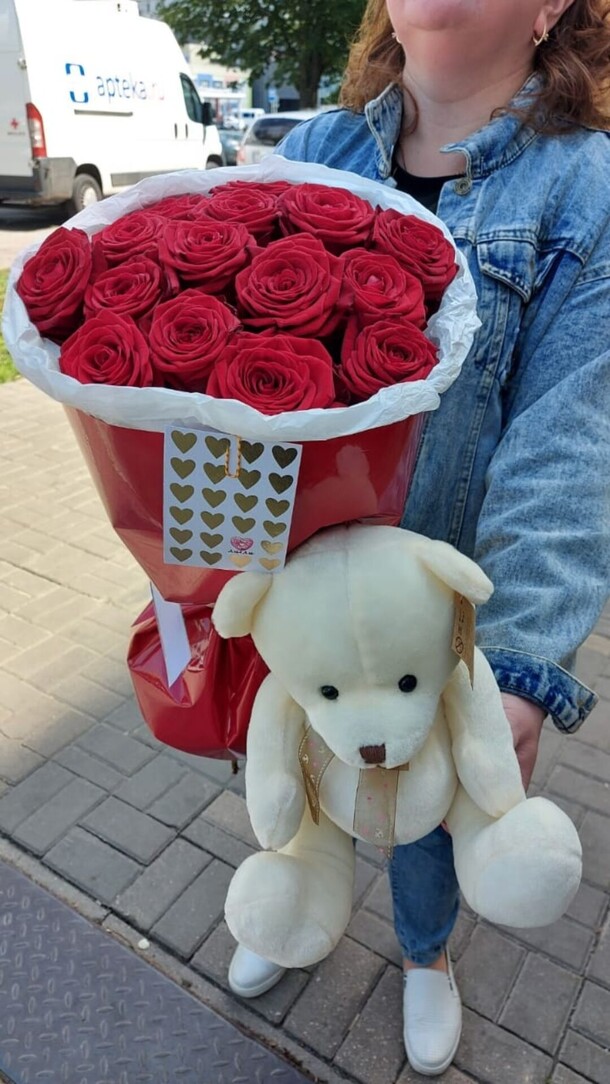 Сет 15 роз+ мишка+открытка, артикул F1202197 - 8950 рублей, доставка по городу. Flawery - доставка цветов