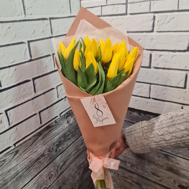 Солнышку 15 желтых тюльпанов, артикул F1261184 - 4950 рублей, доставка по городу. Flawery - доставка цветов