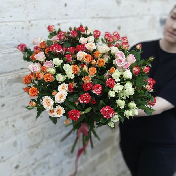 Букет охапка кустовых роз, артикул F1068905 - 10450 рублей, доставка по городу. Flawery - доставка цветов