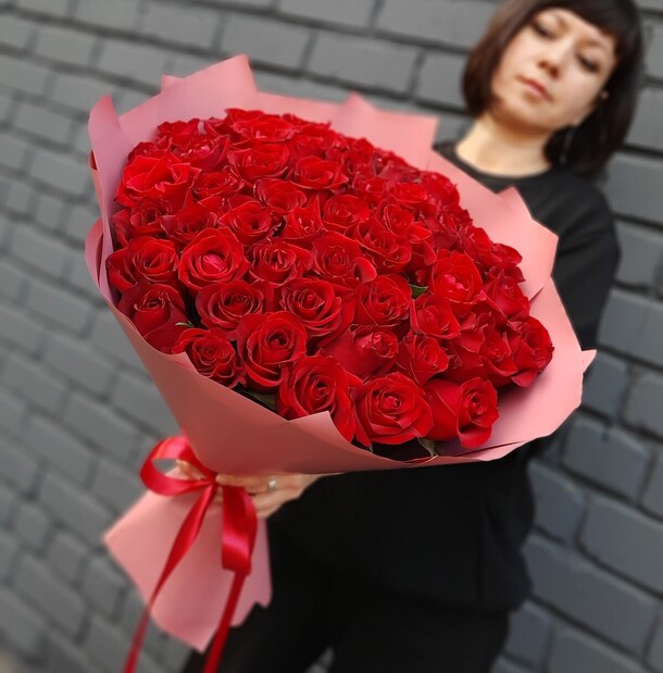 51 красная роза кения, артикул F1071888 - 24160 рублей, доставка по городу. Flawery - доставка цветов