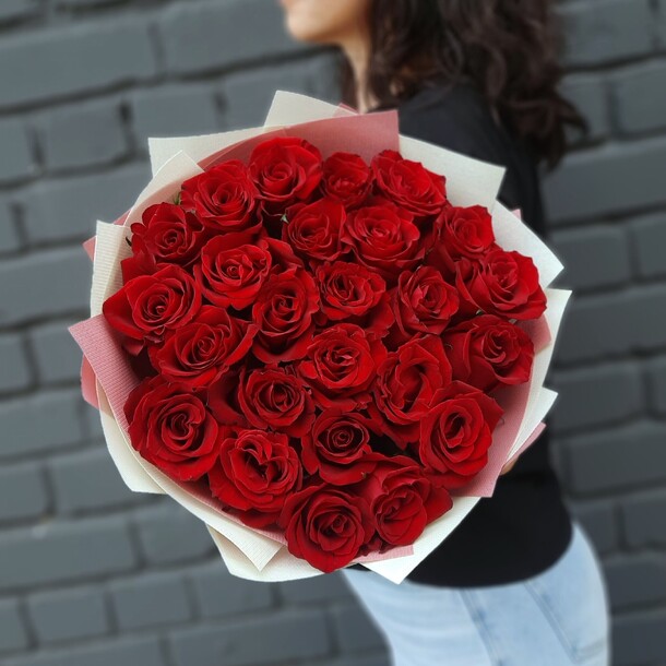 Монобукет 25 красных роз, артикул F1190412 - 9850 рублей, доставка по городу. Flawery - доставка цветов