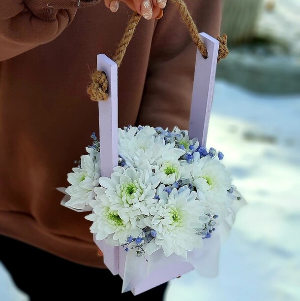 Композиция в ящике снежность, артикул F1224688 - 2990 рублей, доставка по городу. Flawery - доставка цветов