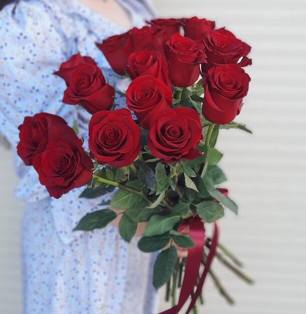 15 красных роз под ленту, артикул F1225410 - 8220 рублей, доставка по городу. Flawery - доставка цветов