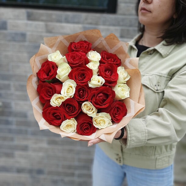 Монобукет 25 красно-белых роз, артикул F1225924 - 9850 рублей, доставка по городу. Flawery - доставка цветов