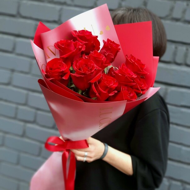 Букет 11 красных роз, артикул F1229542 - 6450 рублей, доставка по городу. Flawery - доставка цветов
