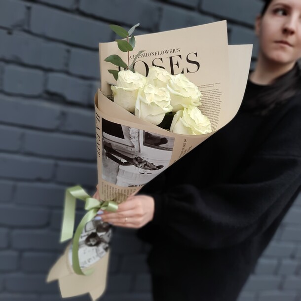 Букет 5 белых роз, артикул F1229617 - 5170 рублей, доставка по городу. Flawery - доставка цветов